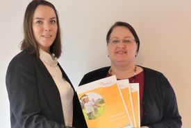 Christina Hofmann und Sonja Hackl teilen sich den Fachbereich Nachhaltigkeit & Umwelt. Fotocredit: RMOÖ