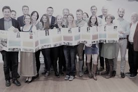 Die LehrgangsteilnehmerInnen präsentieren ihre Projekte in Form eines Leporellos. Fotocredit: RMOÖ
