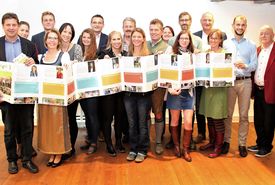 Die LehrgangsteilnehmerInnen präsentieren ihre Projekte in Form eines Leporellos. Fotocredit: RMOÖ