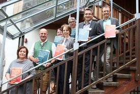 Die Impulsgeber und Verantwortlichen des Z`sammkema 2018 mit der neuen Wohnbroschüre (von links: Sickinger, Dörfel, Hackl, Überwimmer, Steger, Lefenda, Aigner) Fotocredit: RMOÖ